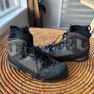 Arc'teryx Men's bora Hiking Boots